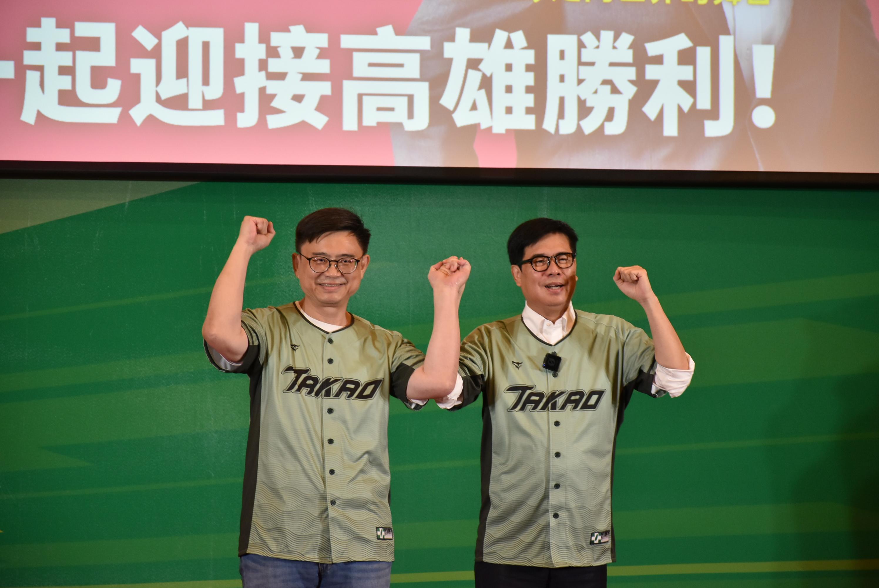 賴瑞隆(左)必須藉由陳其邁(右)陳其邁的高施政滿意度，補足自己跨不出同溫層的政治魅力缺口。 圖：孫家銘攝（資料照）