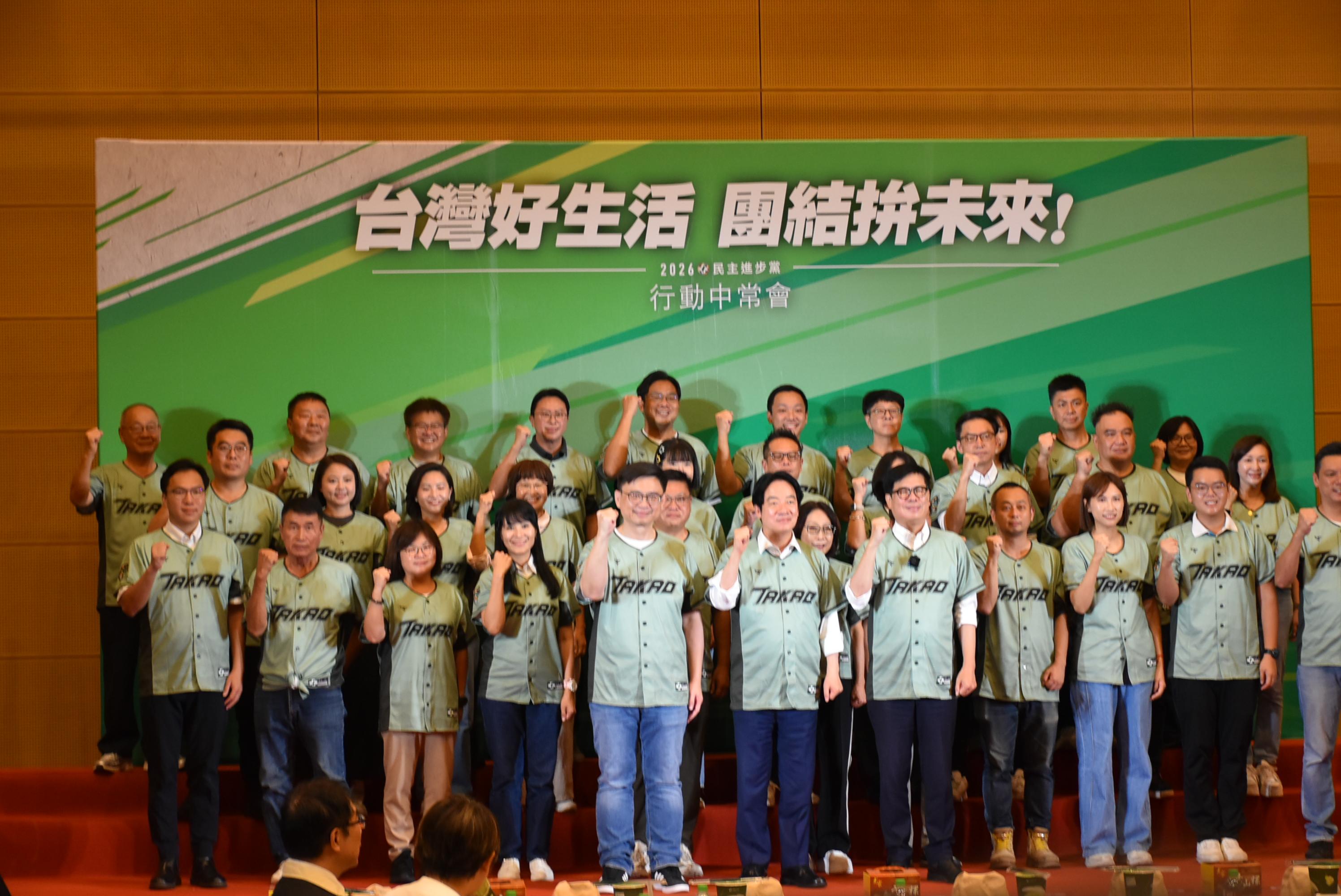  賴清德(第一排右五)率高雄議員隊力挺高雄市長參選人賴瑞隆(第一排左五)。 圖：孫家銘攝 