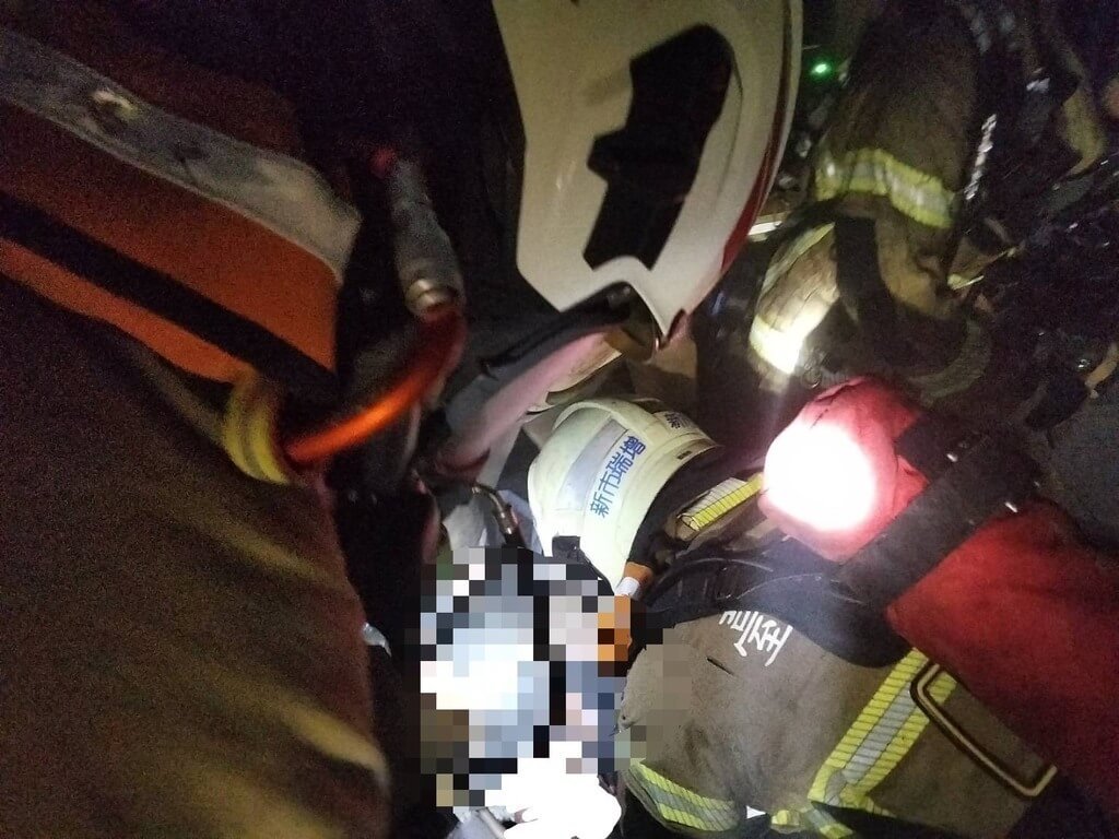 台南善化區民宅火警 男子獲救送醫