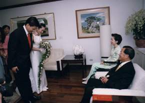  2001年總統女兒陳幸妤與趙建銘結婚-陳水扁總統的女兒和夫婿道禮。 總統府網站（資料照片） 