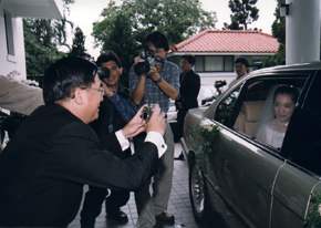  2001年總統女兒陳幸妤與趙建銘結婚，時任陳水扁總統親自拍攝女兒出嫁場景。 總統府網站（資料照片） 
