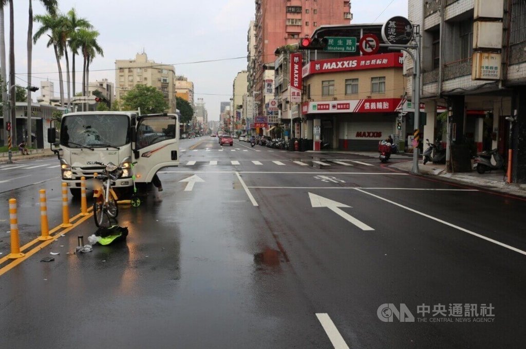 台中婦騎自行車左轉遭小貨車撞擊 送醫搶救不治