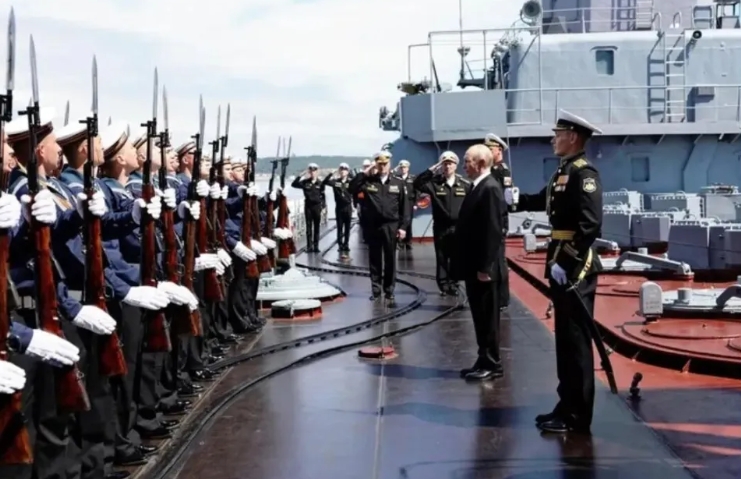  俄羅斯總統普丁校閱俄國太平洋艦隊海軍。 圖 翻攝自 IC Photo 