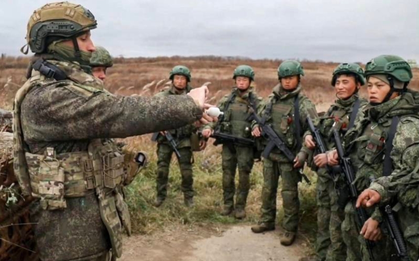  北韓軍隊在俄烏戰場上接受俄軍長官指令。 圖 : 翻攝自 X / Jaro Limnell 