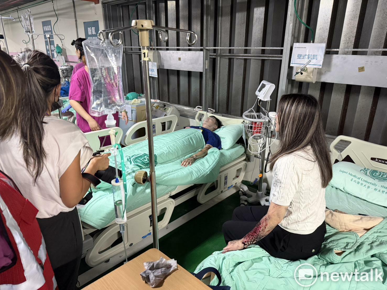 現場人員模擬受傷後醫護處置。 圖：高逸帆／攝 