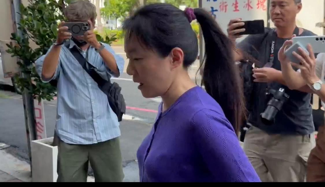  陳幸妤今天（8月13日）走出診所時接受媒體訪問，親口證實與趙建銘「已經離婚很久了」，並笑稱是「怕你們太無聊、太久沒出來跑新聞」。 圖：讀者提供 