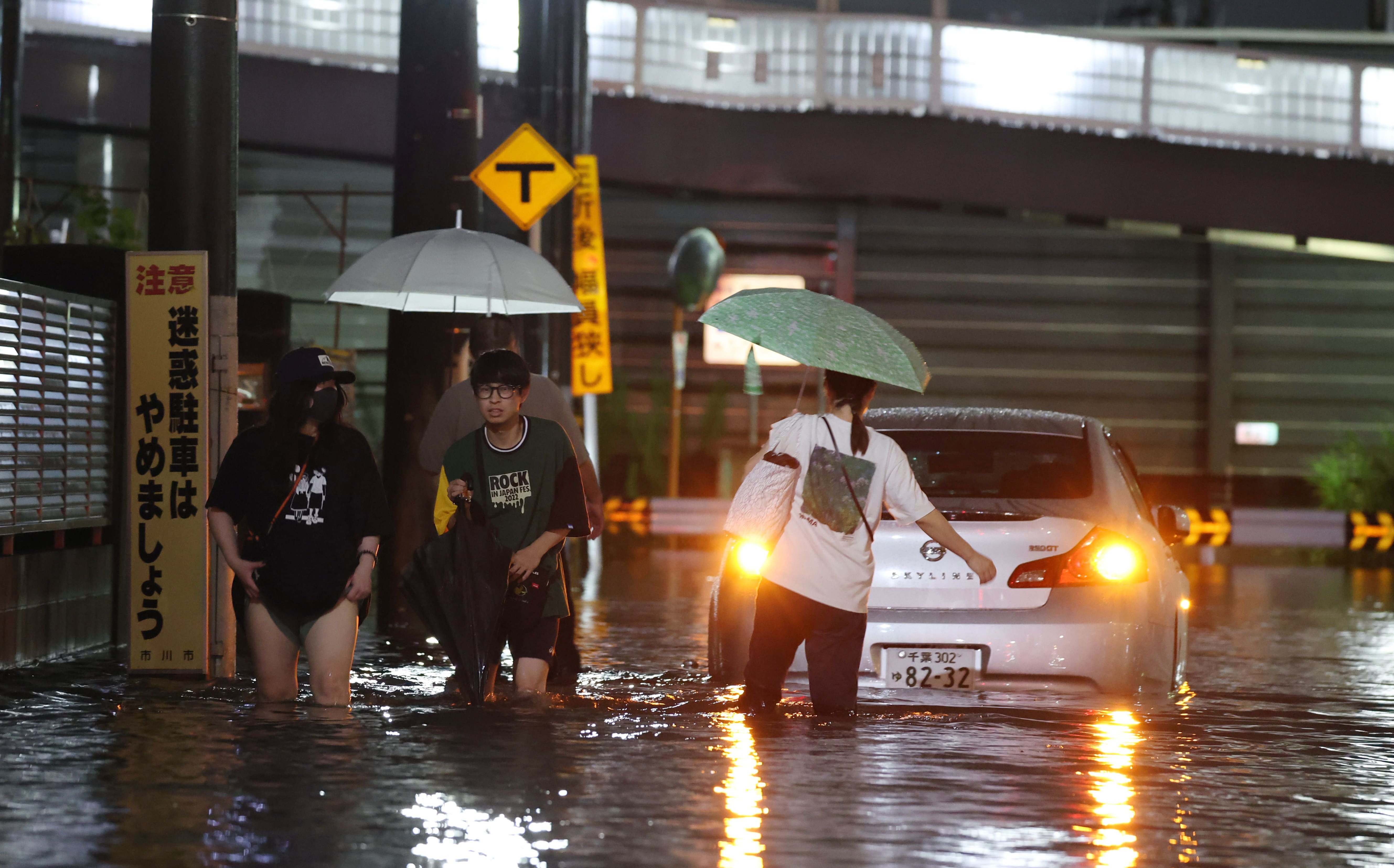 千葉縣昨下豪大雨釀4死! 7千人被困成田機場 還有人直接躺在車站....