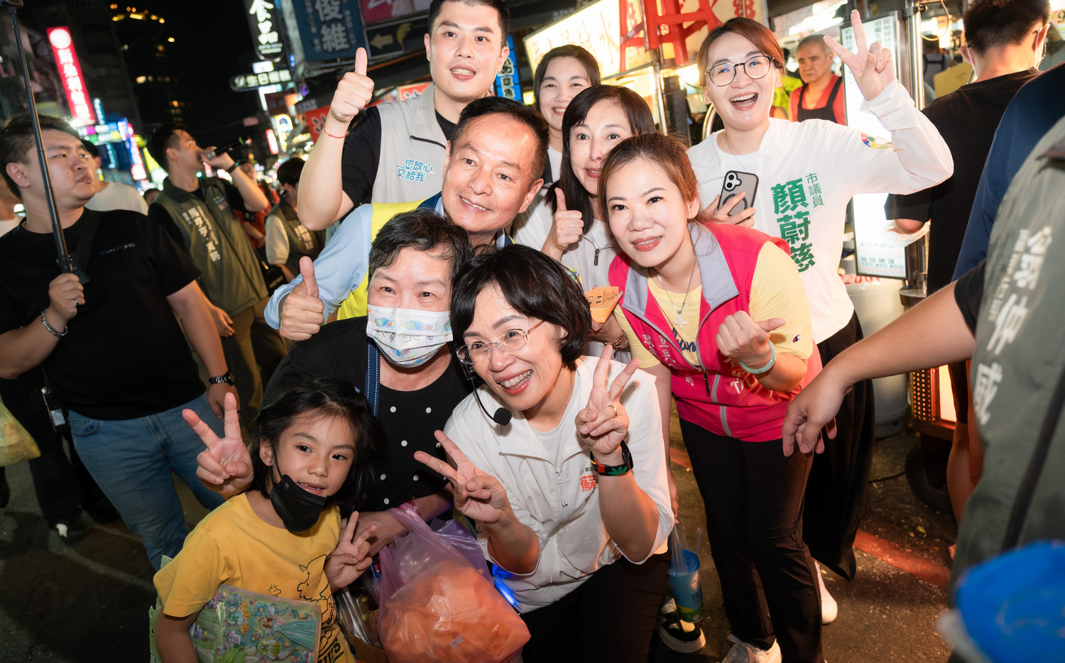 蘇巧慧掃三和夜市展現超人氣 沿途民眾合照簽名不斷