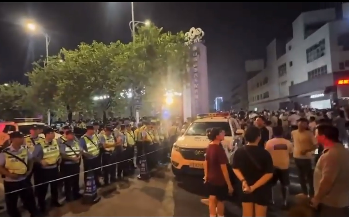 (影) 「貴州,雄起」! 不滿廣東地域歧視言論 群眾聚校門口抗議 大批警力出動