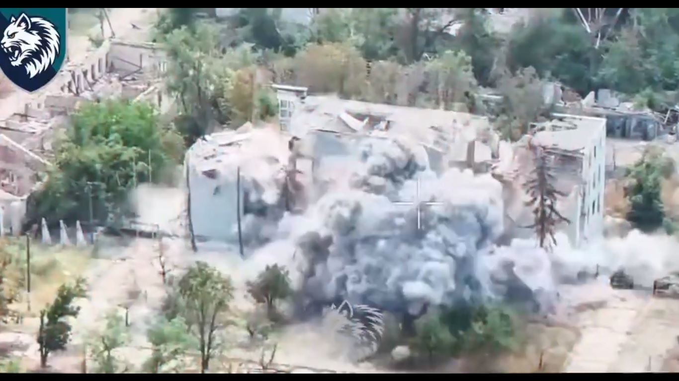  烏軍近期不斷加強針對俄軍前線或俄國國內目標的打擊力度，近日更直接空襲了位於赫爾松州的俄軍無人機操作營據點。 圖：擷取自 @Osinttechnical X 分享影片 