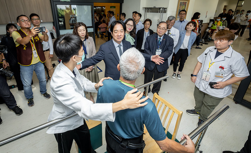  賴清德了解患者復健狀況。 圖：總統府提供 