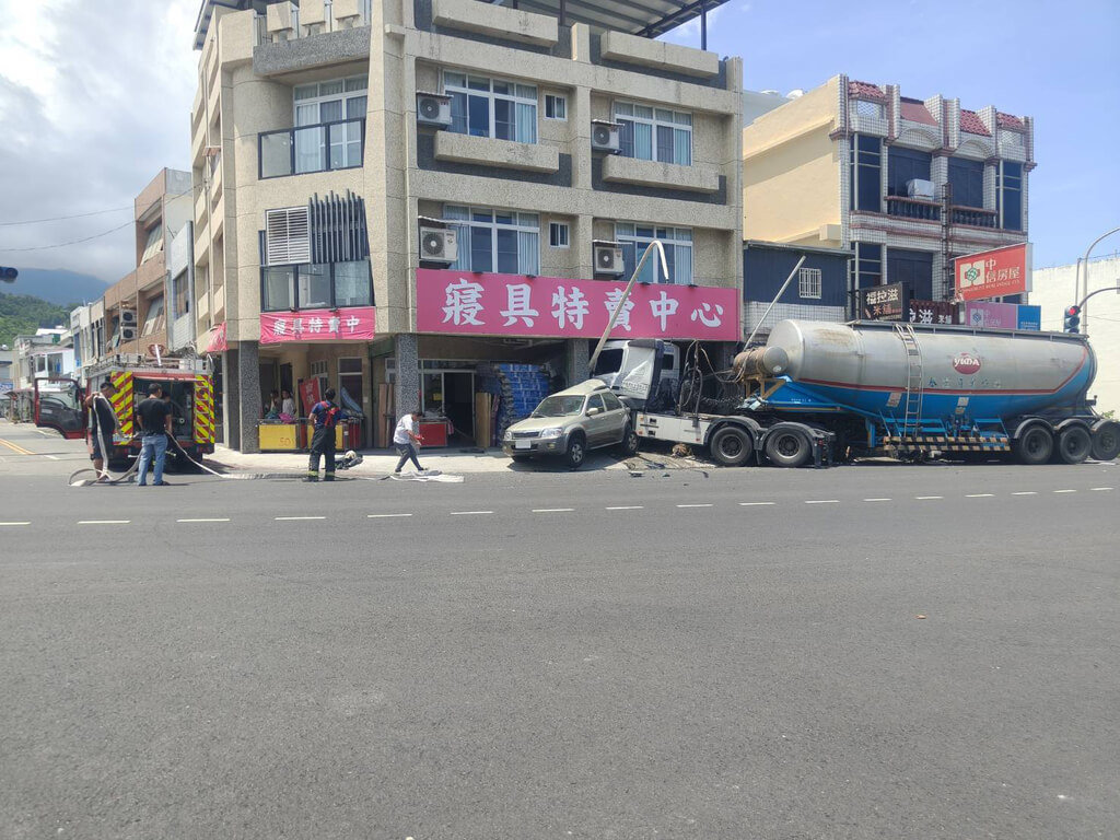 台東水泥粉槽車失控衝入騎樓 2休旅車遭撞損