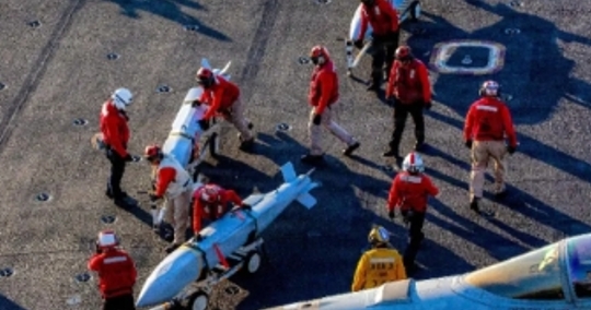  林肯號航母的水兵為戰機安裝飛彈。 圖 : 翻攝自長安街知事 