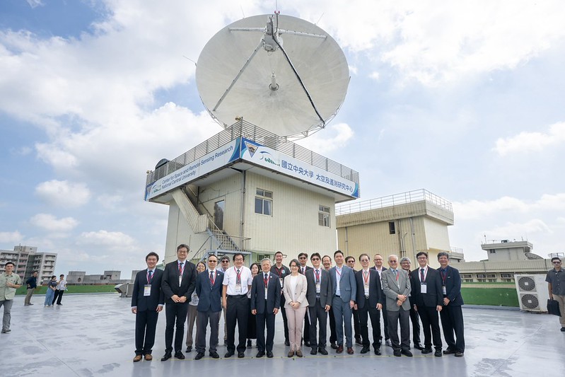  蕭美琴抵達中央大學太空及遙測研究中心，參觀資源衛星接收站頂樓天線及衛星組裝整合測試室。 圖：總統府提供 