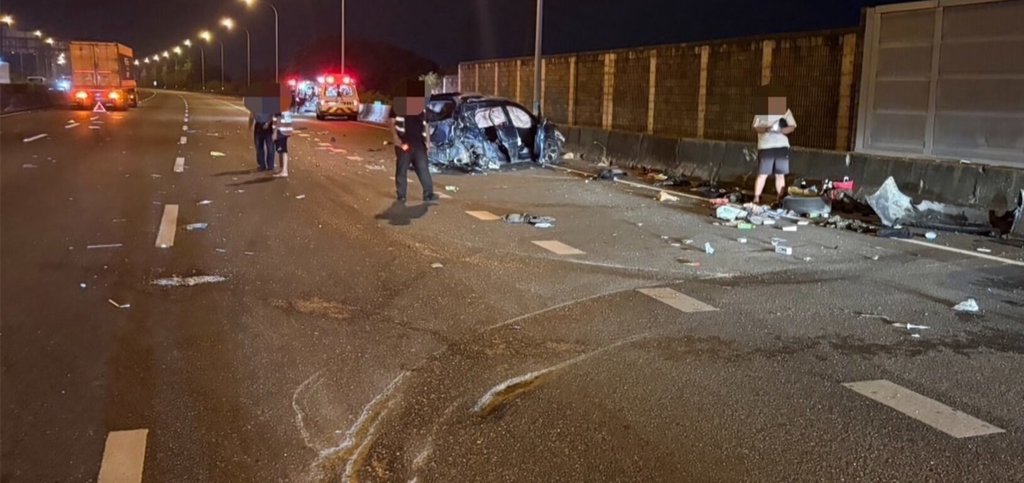 國1新營段南向自小客自撞護欄再遭聯結車撞擊 3傷送醫