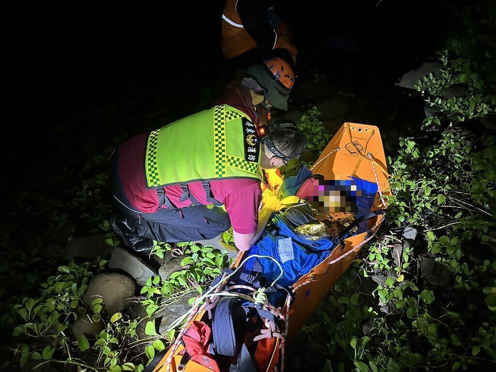 屏東欖仁溪探勘遭虎頭蜂攻擊 1女獲救、陸空續救援2失聯男子