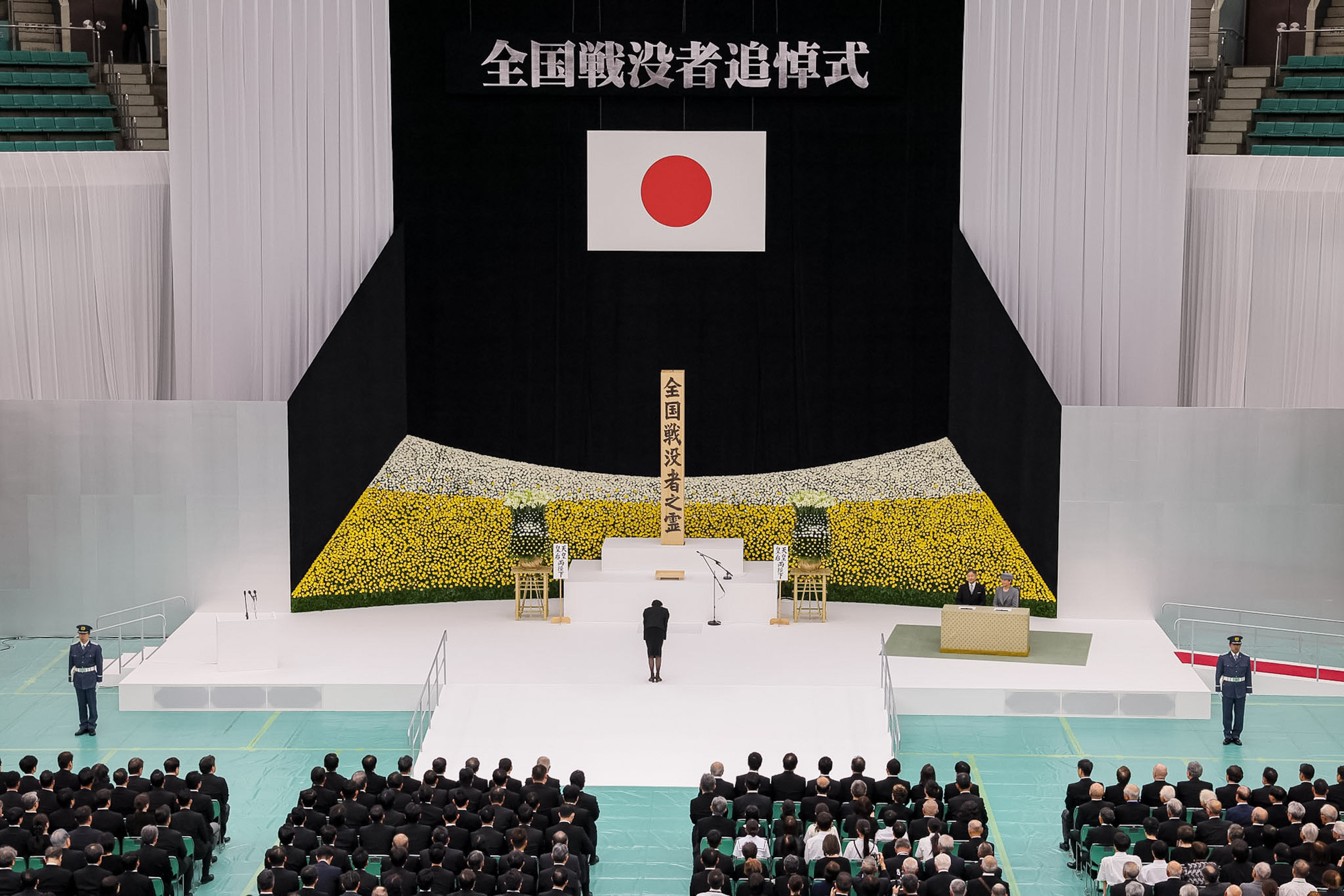  15日為第二次世界大戰日本投降之日81週年，日本政府在東京武道館舉行「全國戰歿者追悼儀式」，首相高市早苗向全國戰歿者之靈鞠躬致意。 圖：翻攝自首相官邸官網 
