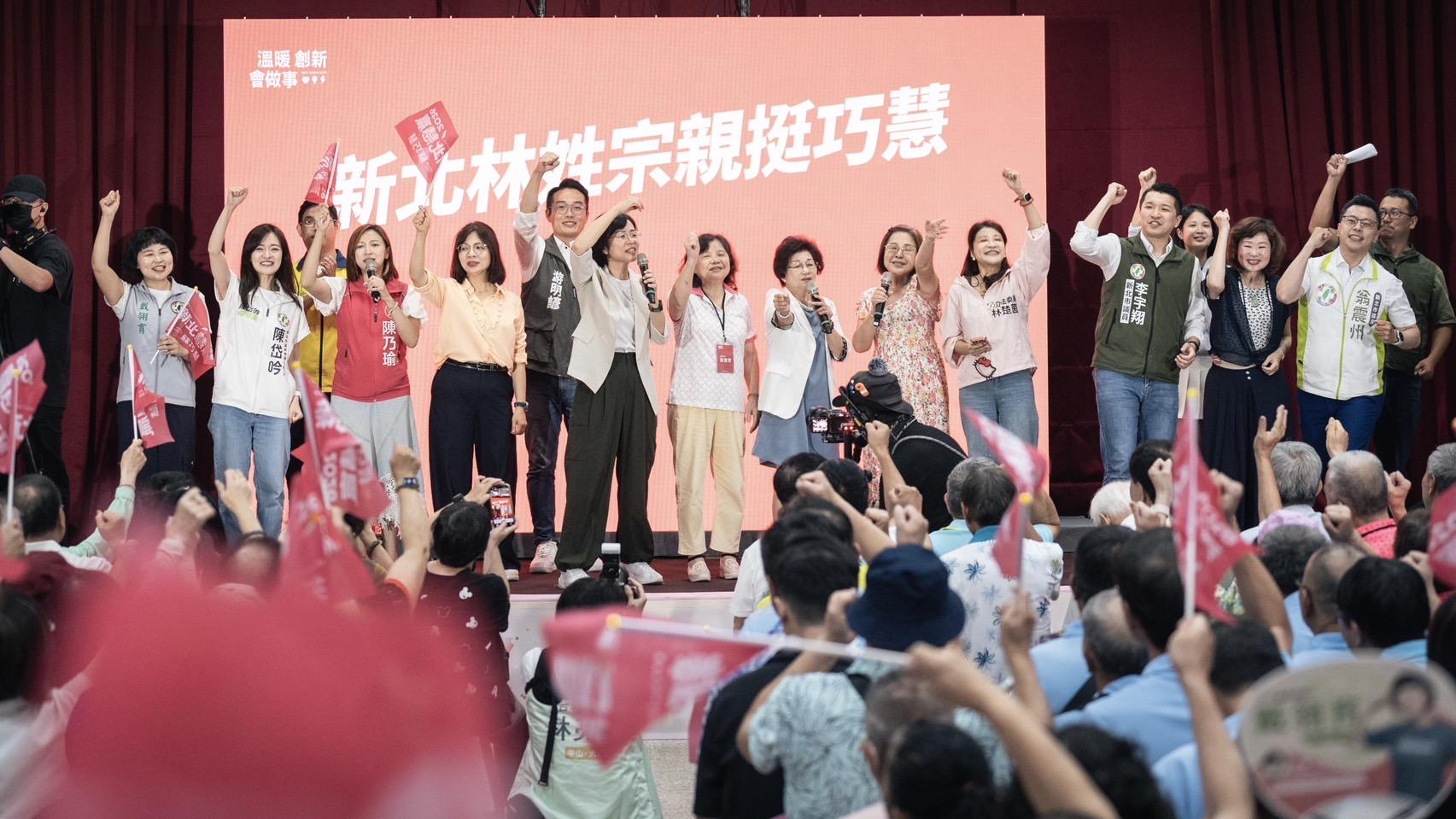  由於對媽祖「林默娘」的信仰也是全國林氏鄉親凝聚向心力的重要精神象徵，蘇巧慧特別現唱白沙屯媽祖主題歌「粉紅超跑」，將現場氣氛點燃到最高點。 圖：蘇巧慧競選辦公室提供 