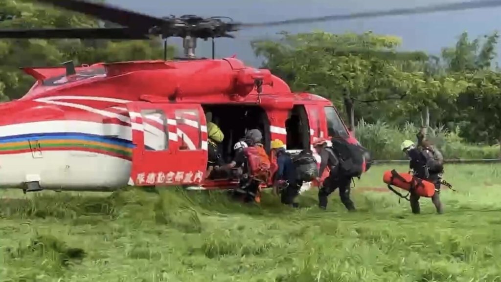 屏東保護區探勘遭蜂襲 2男遺體直升機吊掛下山