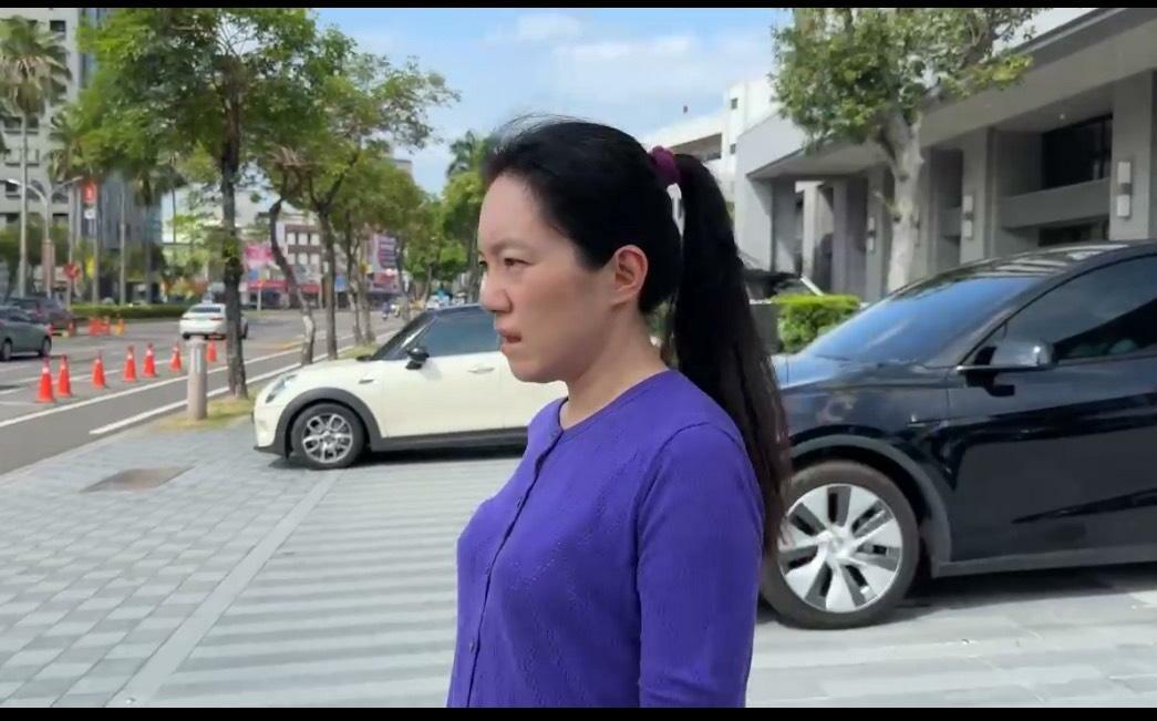 趙建銘現身診所!面對媒體包圍全程不發一語 趙選擇低調看診