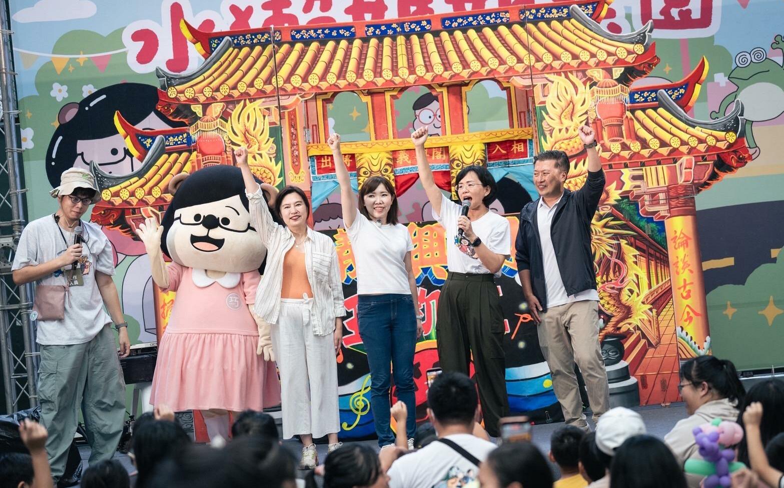 第六場「水獺媽媽樂園」中和爆場 粉絲瘋搶蘇巧慧合影
