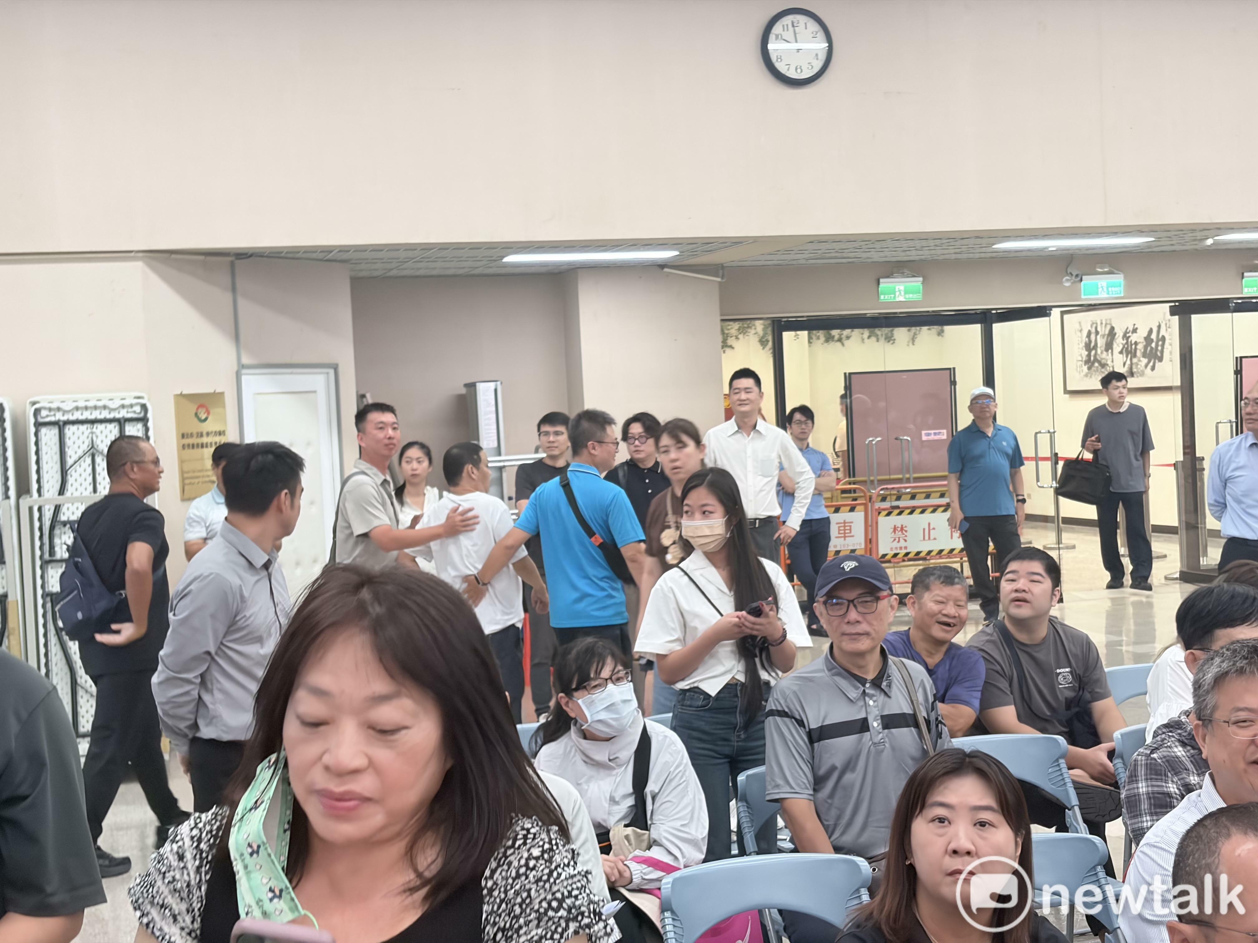  社子島自救會成員遭警方驅離。 圖：李宣萱/攝 
