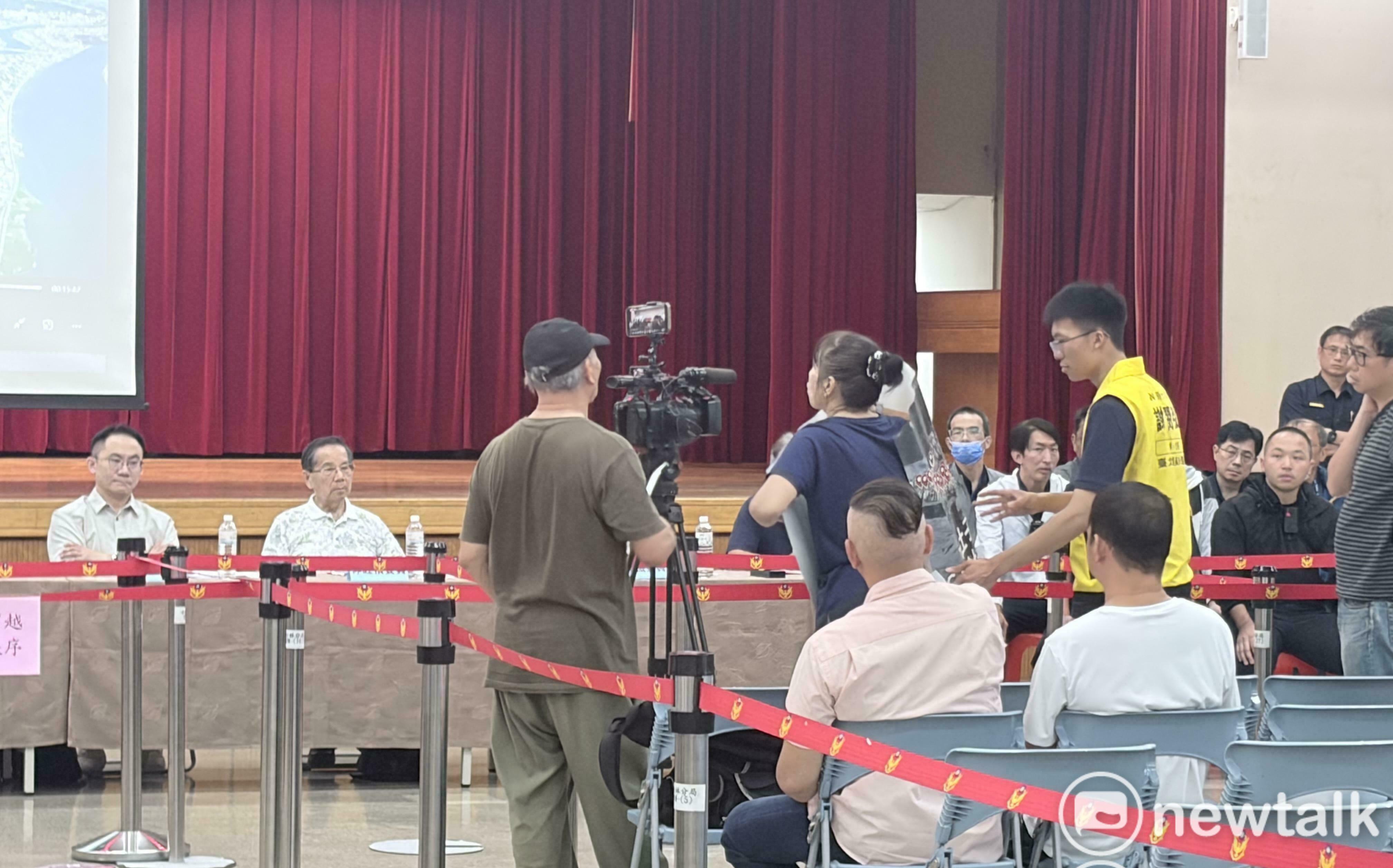 快訊》社子島自救會赴會議現場抗議爆衝突 時力謝閔弘遭驅離受傷