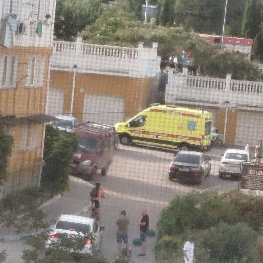  事發原因為一枚藏身在垃圾桶裡的炸彈突然爆炸，警方並逮捕一名操控暗殺的嫌疑人。 圖:翻攝自 X @NOELreports 