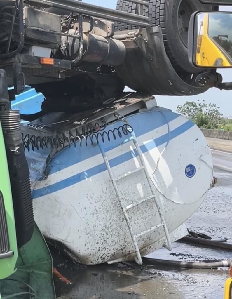 國1台南下營段槽車翻覆1死 雙氧水外洩稀釋防護