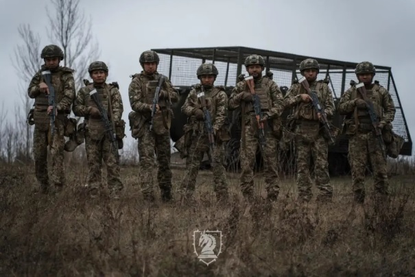  截至目前為止，烏克蘭已將約 1.6 萬名外籍志願者編制進各烏軍部隊之中，共同對抗來自俄羅斯的侵略威脅。與此同時，基輔當局也揭露了俄羅斯在非洲地區誘騙民眾前往烏克蘭作戰的手段。 圖：翻攝自 騰訊網 追著大事跑的人 