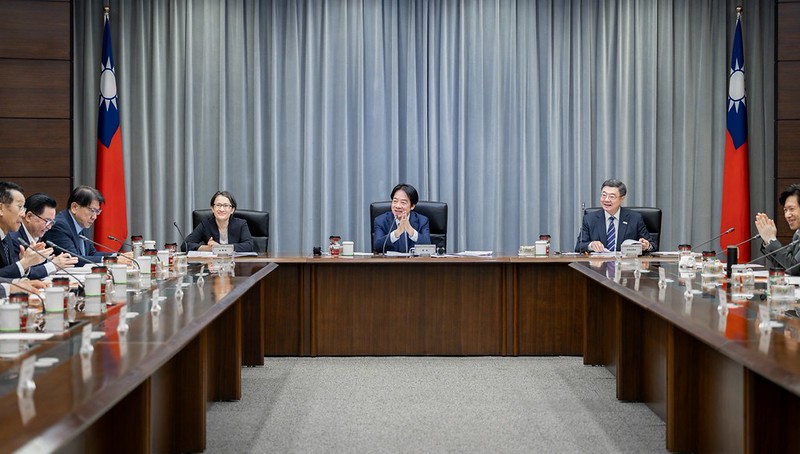  賴清德聽取行政院「116年度中央政府總預算案」簡報，並裁示明年普發現金一萬元。 圖：總統府提供 