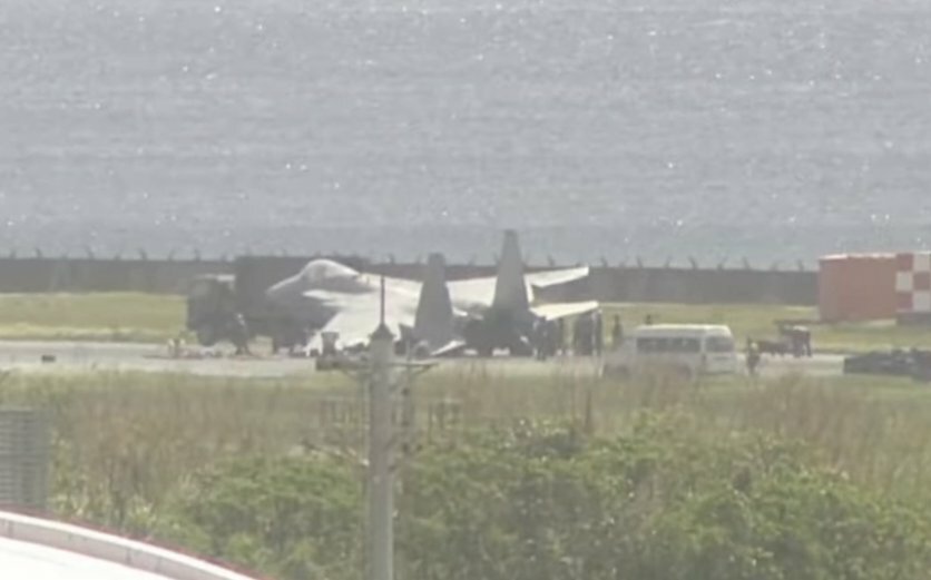 日本航空自衛隊F-15J戰機著陸後傾斜無法移動 那霸機場關閉海側跑道