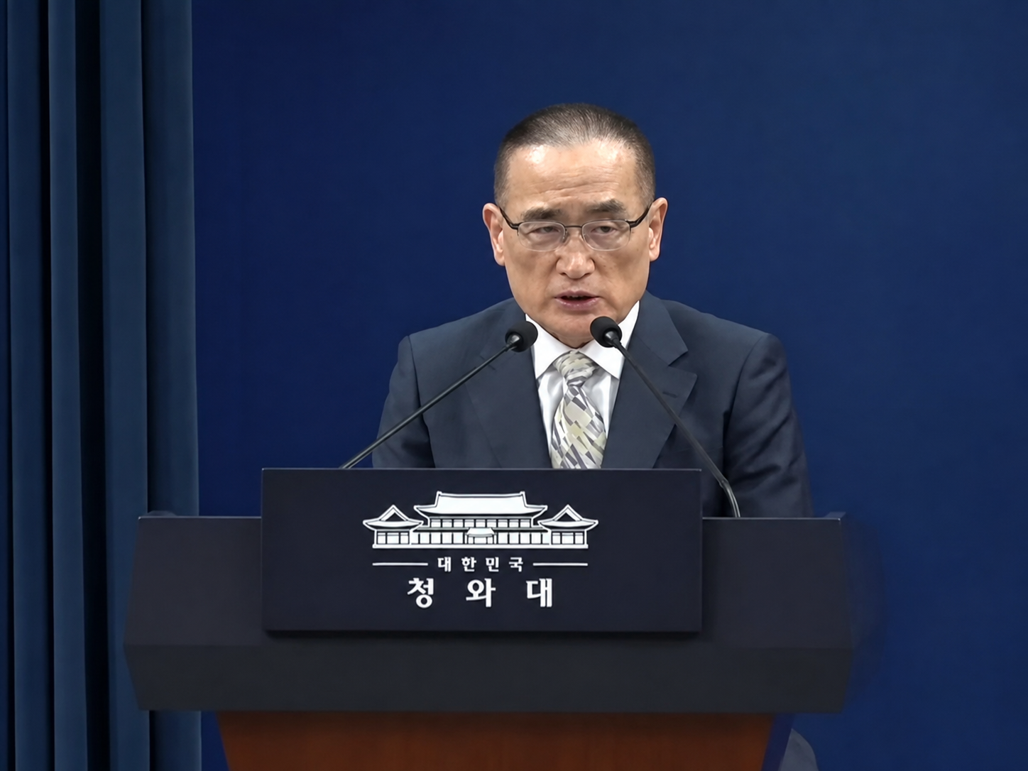  對於川普連續兩日表達不滿，韓國國家安保室長魏聖洛於18日下午於青瓦台與記者會面說明。 圖：翻攝自KTV 국민방송 YT（資料照） 