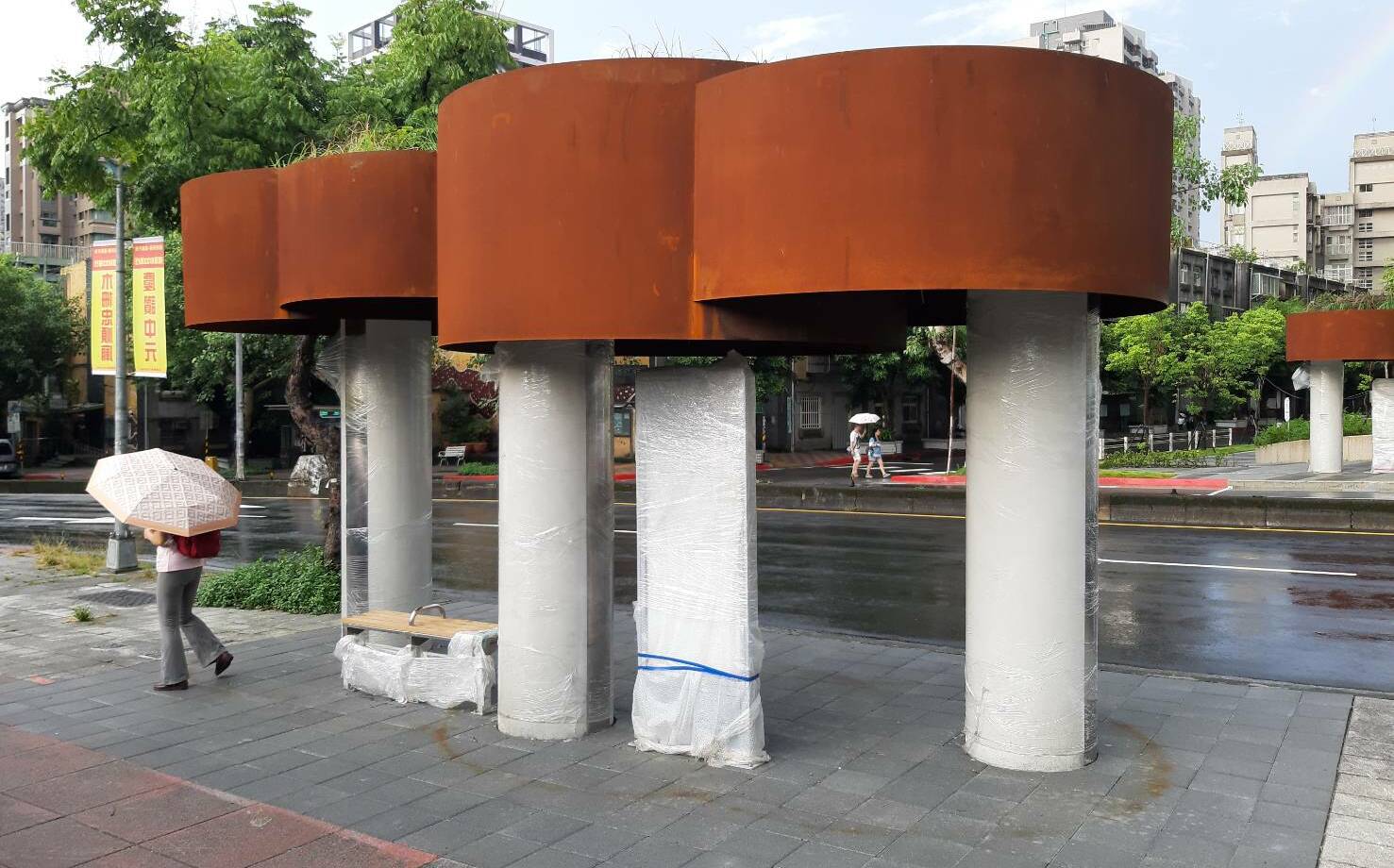 北市413萬蓋出「鏽水候車亭」?還沒驗收先出包 屋頂長草滴鏽水