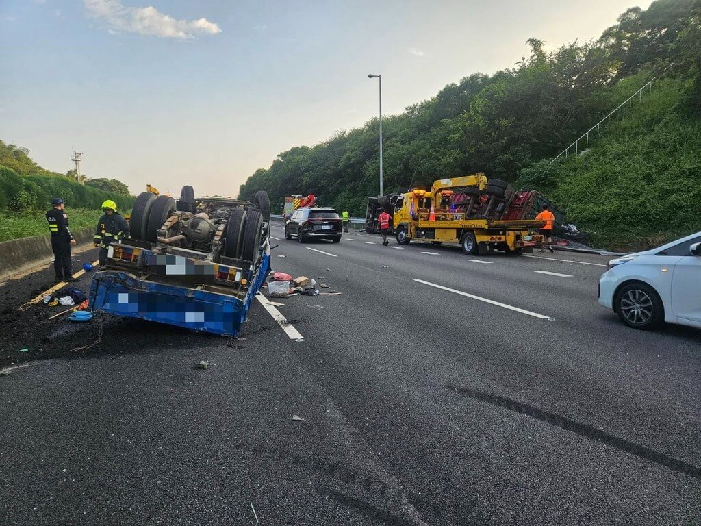 國3南下通霄段2車碰撞翻覆 後方車流回堵