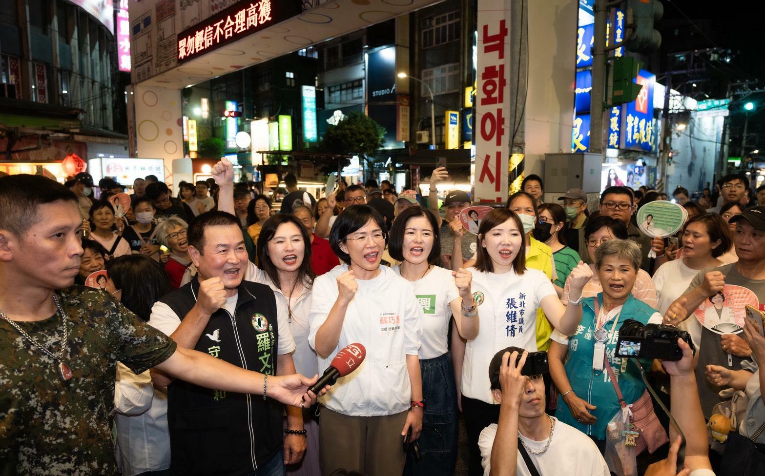 蘇巧慧永和樂華夜市掃街人氣旺 「小水獺」粉絲專程前往應援