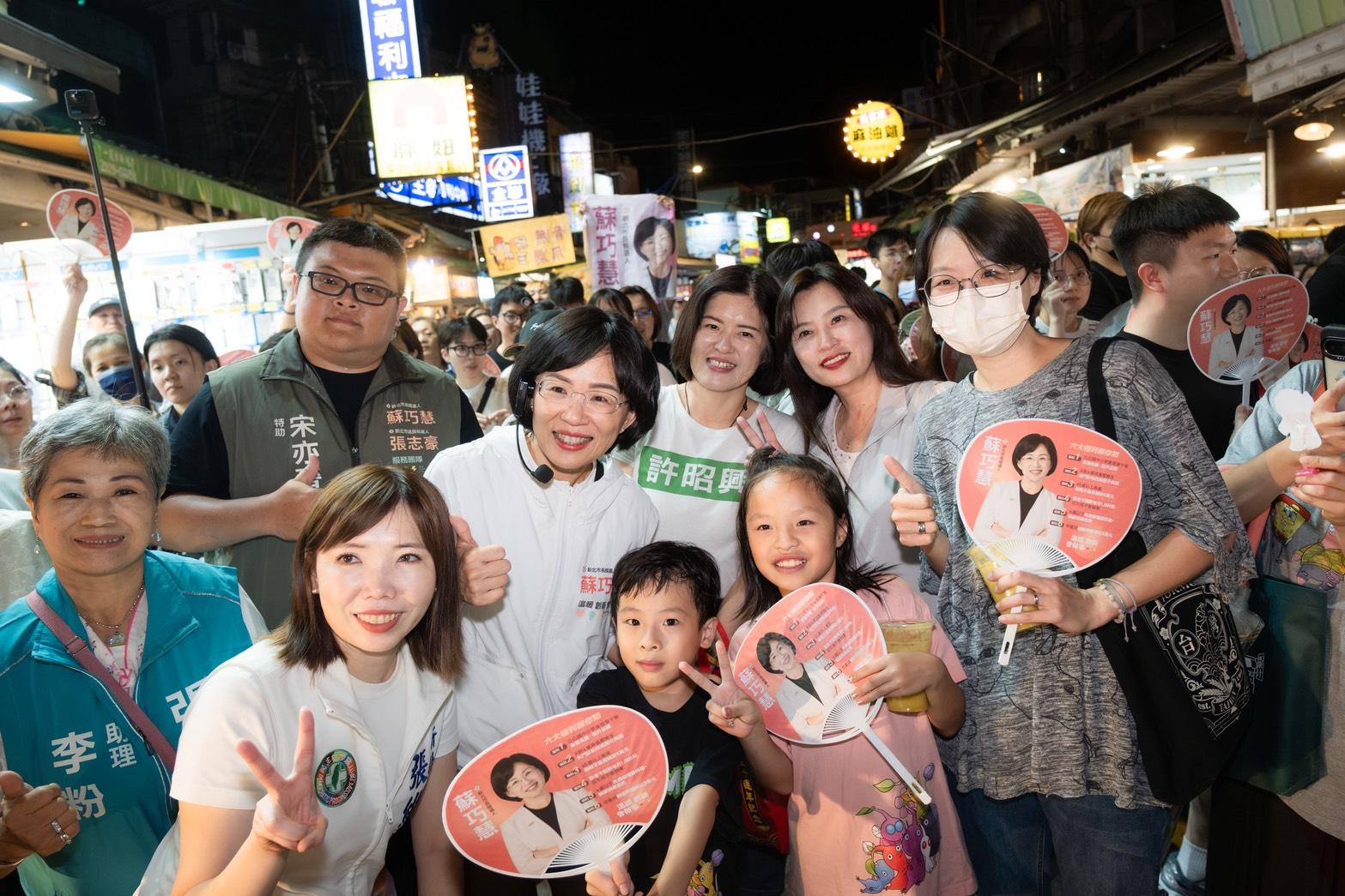  掃街過程中，許多民眾熱情包圍，高喊「凍蒜！」、「市長選巧慧！」蘇巧慧也展現親和力，對合照、握手要求來者不拒。 圖：蘇巧慧競選辦公室提供 