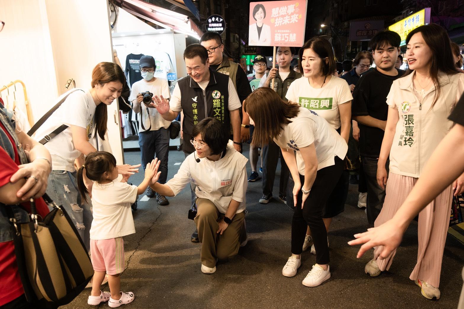  今晚不但有多位「小水獺」粉絲專程到夜市和蘇巧慧見面，還有民眾特地帶上皮克敏手帕、玩偶為蘇巧慧應援，蘇巧慧也親切回贈「水獺媽媽」周邊小物，讓民眾直呼「好可愛！」現場氣氛熱烈溫馨。 圖：蘇巧慧競選辦公室提供 