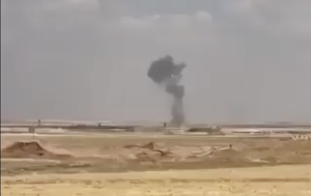  以色列空襲敘利亞伊德利卜省阿布杜胡爾空軍基地，外界認為與土耳其可能擴大當地軍事部署有關。 圖：翻攝自 X @MOSSADil 