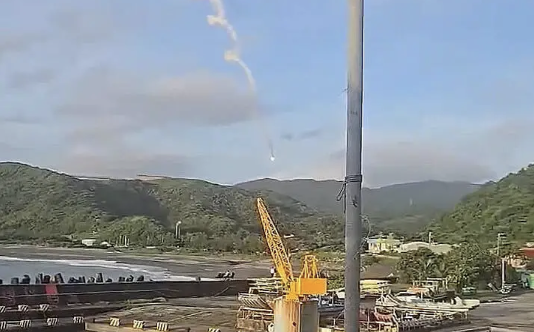屏東九鵬基地發射火箭竟「螺旋狀」墜山!中科院證實測試發生異常