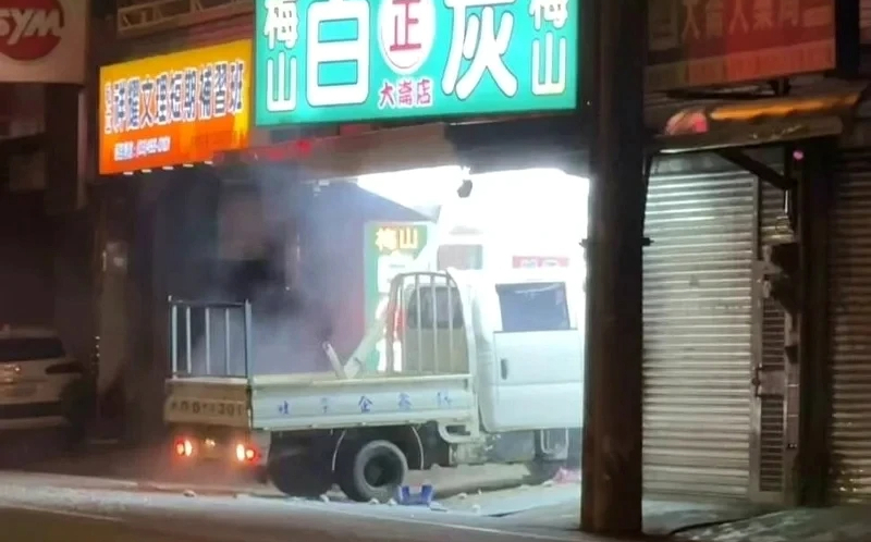 買飲料討不到吸管暴怒!中壢女駕車衝撞檳榔攤 見警逃百米遭逮