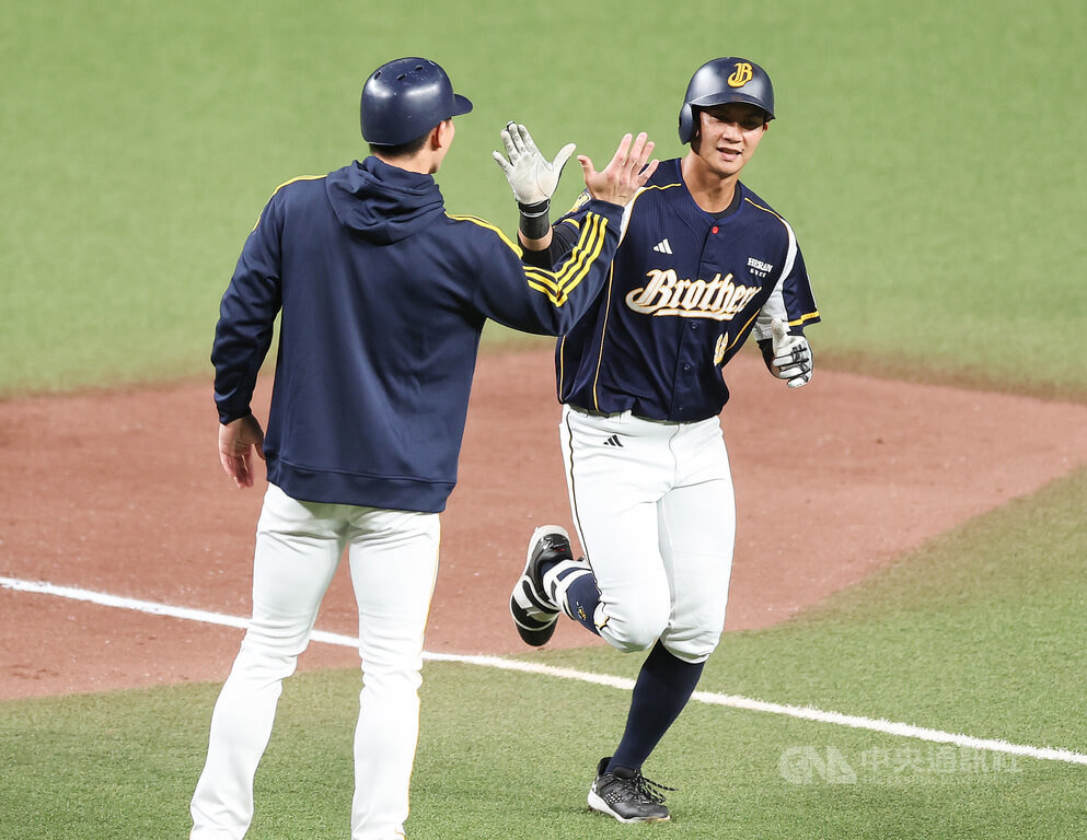 岳政華一度在下二軍邊緣 用3分砲助兄弟站上5成勝率