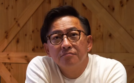 《型男大主廚》詹姆士爆「借錢作假帳」!今出庭當場認罪