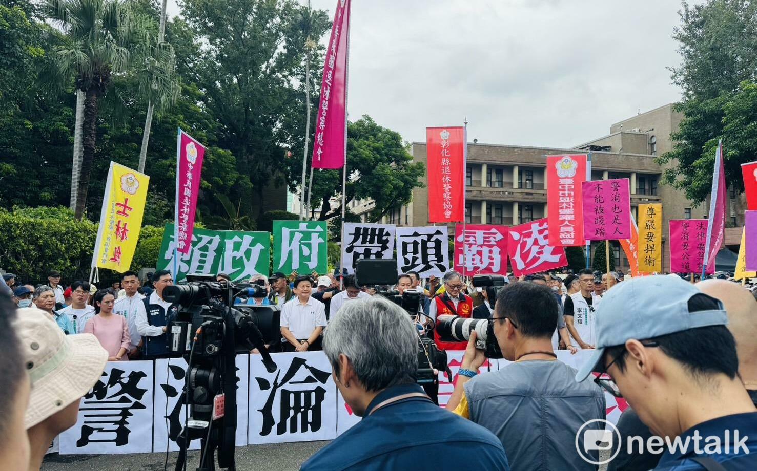 自掏腰包買100份庇護工場月餅 黃國昌點名賴清德:你46萬月薪要買幾盒?