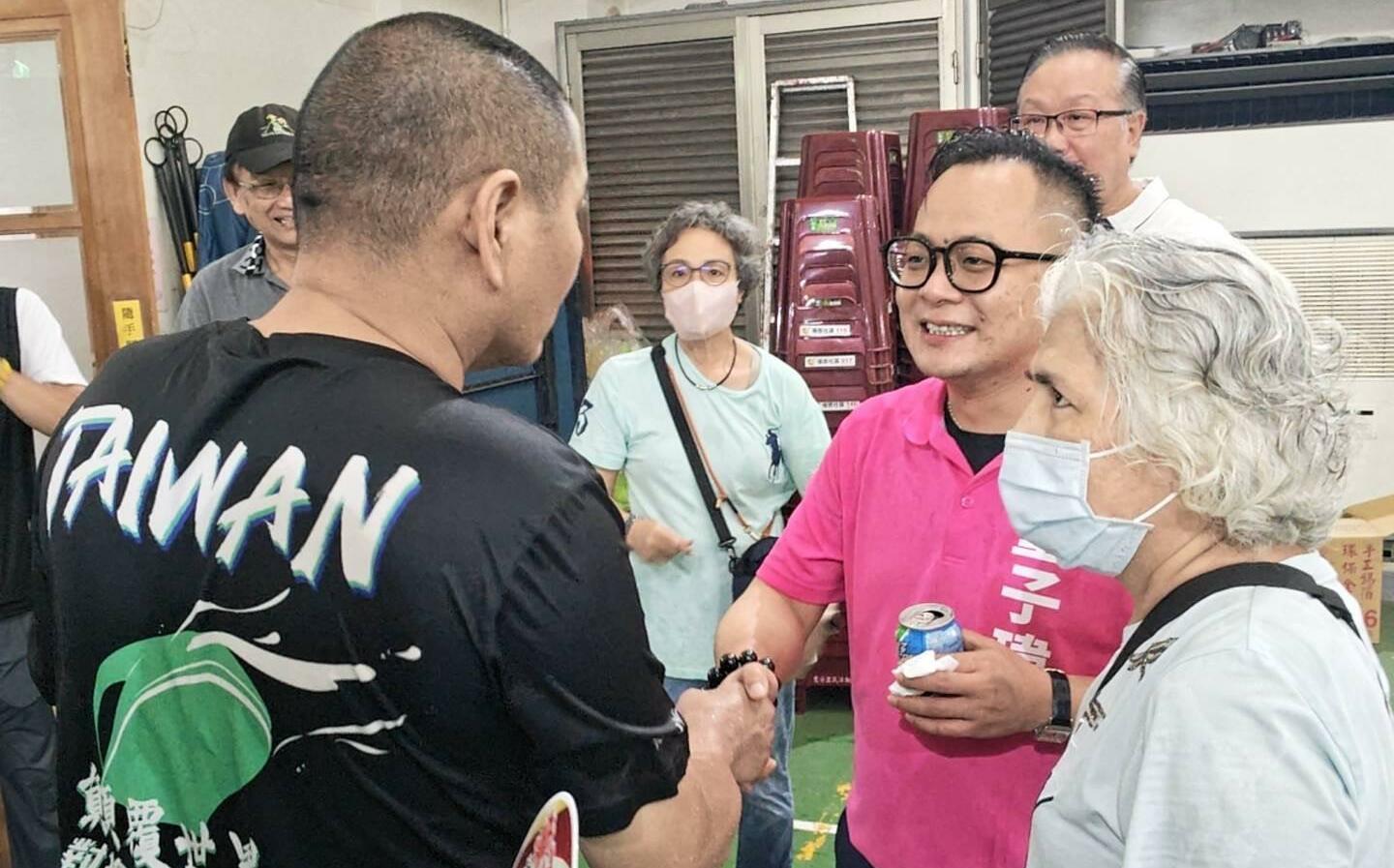投票倒數100天 童子瑋換穿桃紅色服裝延續「只為你」精神