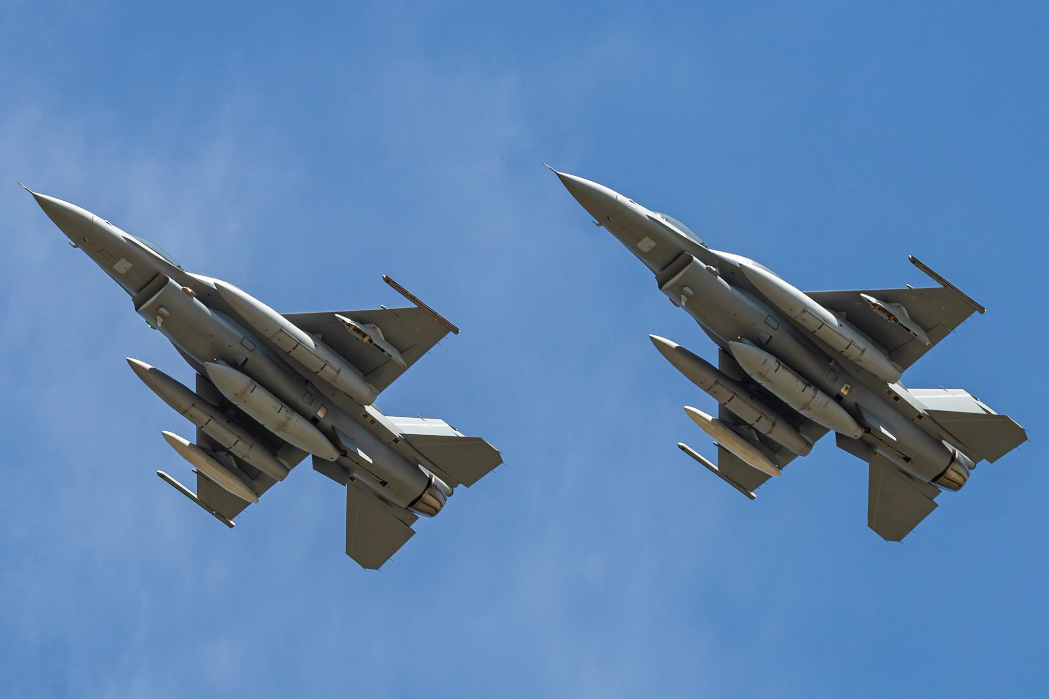  首批交付的 2 架 F-16 Block 70 戰機編號分別為 6727 與 6728。 圖：翻攝自@defensearab 