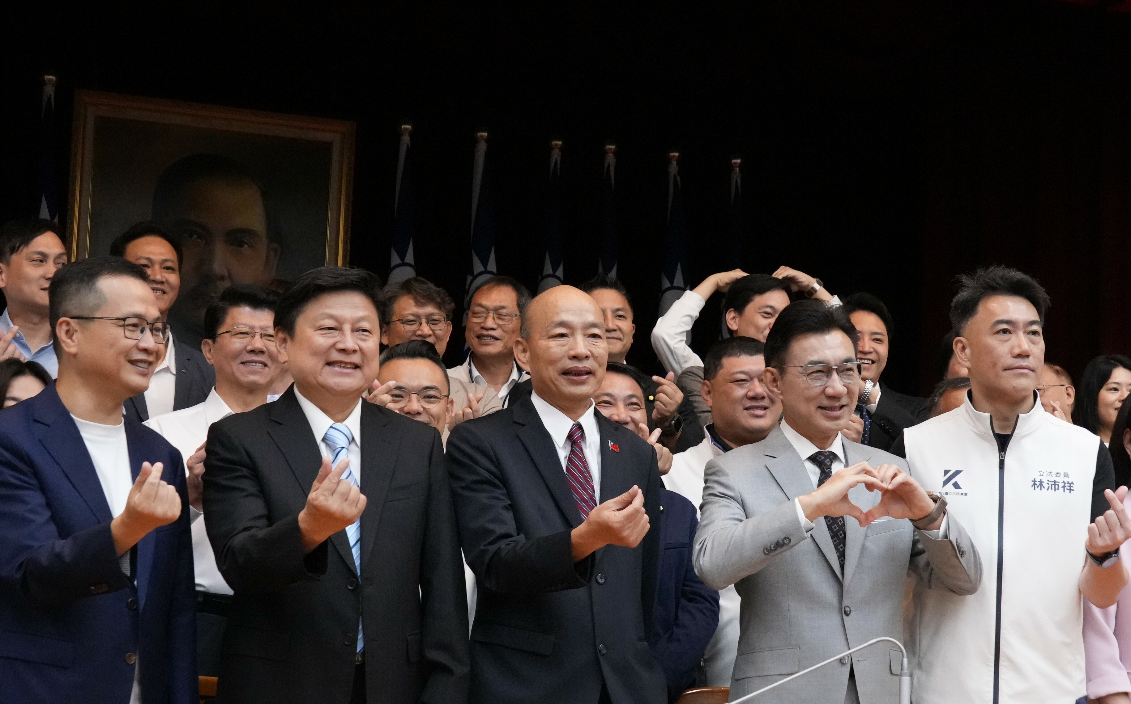 韓傅破冰手比愛心 李彥秀:卓榮泰引戰是重要原因