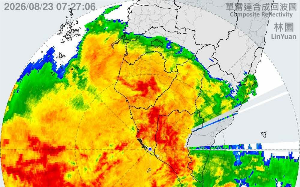 劇烈豪雨狂炸高雄!陳其邁示警時雨量上看70毫米 提醒市民提高警覺