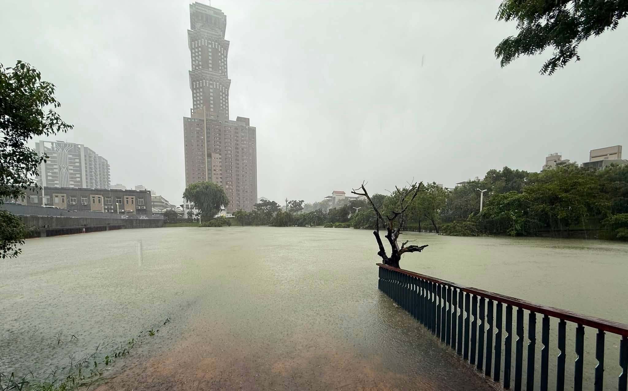 高雄豪雨狂灌!6萬噸十全滯洪池水位逼近滿水位