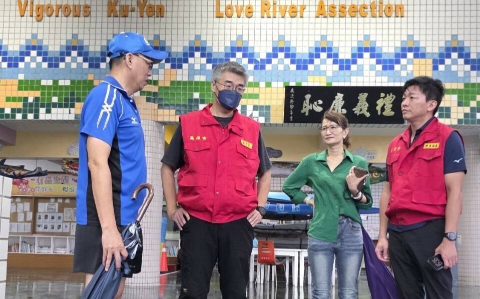 0819豪雨啟動應變機制 高市府團隊視導校園指示加速復原